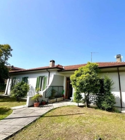 casa indipendente in vendita a Carrara in zona Marina di Carrara