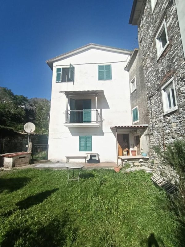 casa indipendente in vendita a Carrara in zona Bedizzano