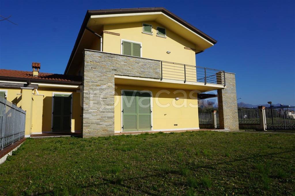 casa indipendente in vendita a Carrara in zona Avenza