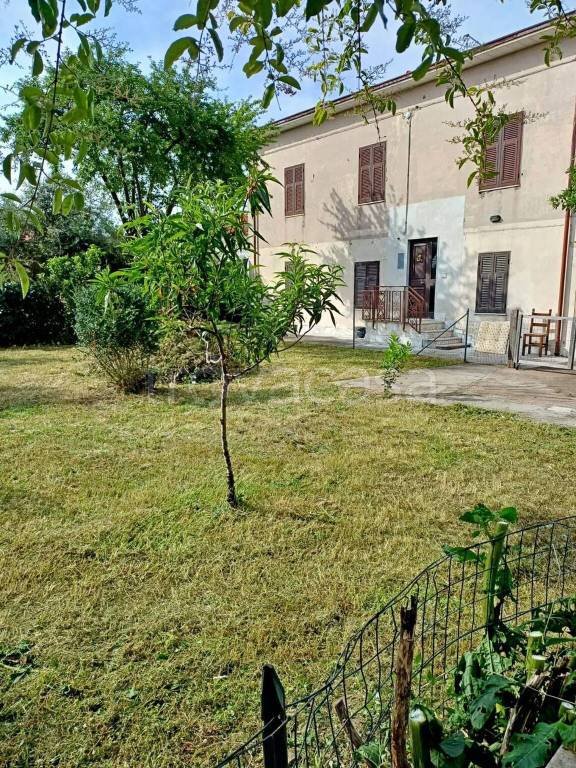 appartamento in vendita a Carrara in zona Avenza