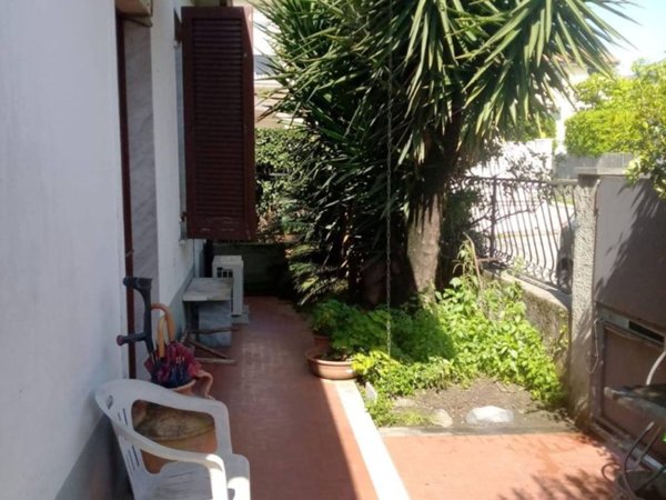 casa indipendente in vendita a Carrara in zona Nazzano