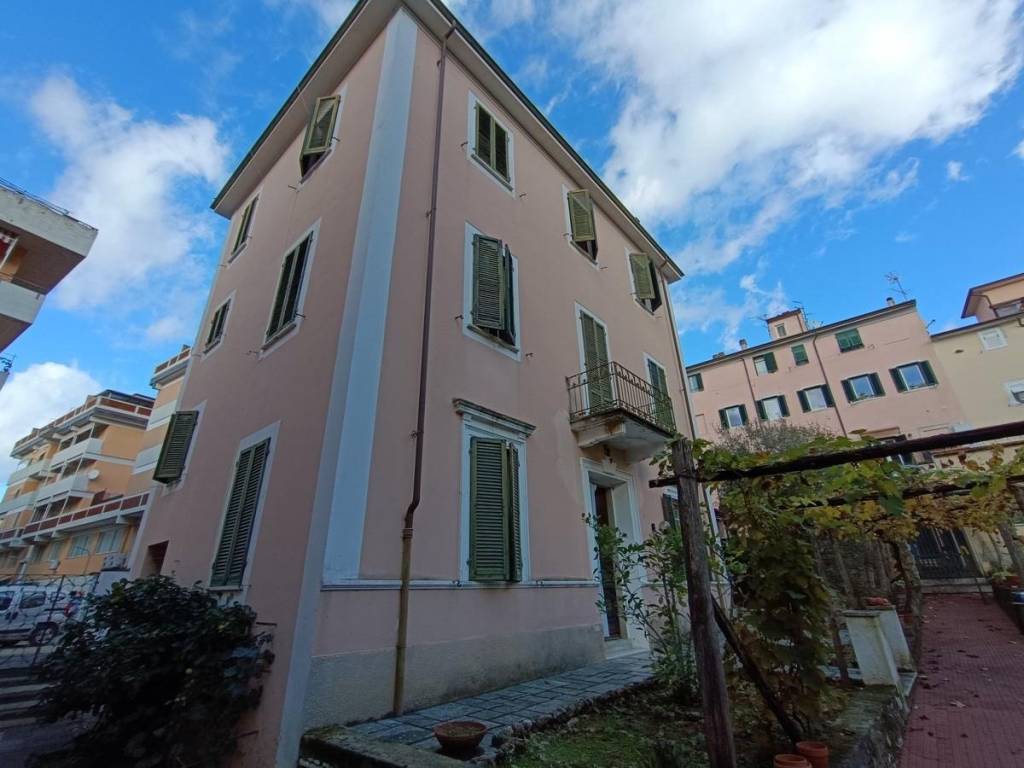 casa indipendente in vendita a Carrara