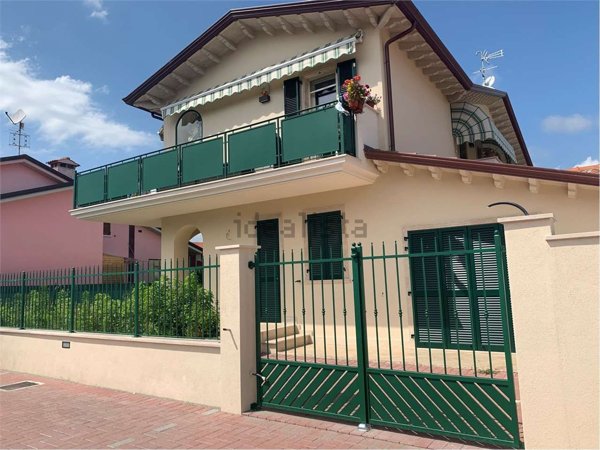 appartamento in vendita a Carrara in zona Marina di Carrara