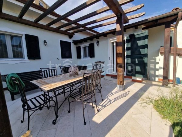 casa semindipendente in vendita a Carrara in zona Fossola