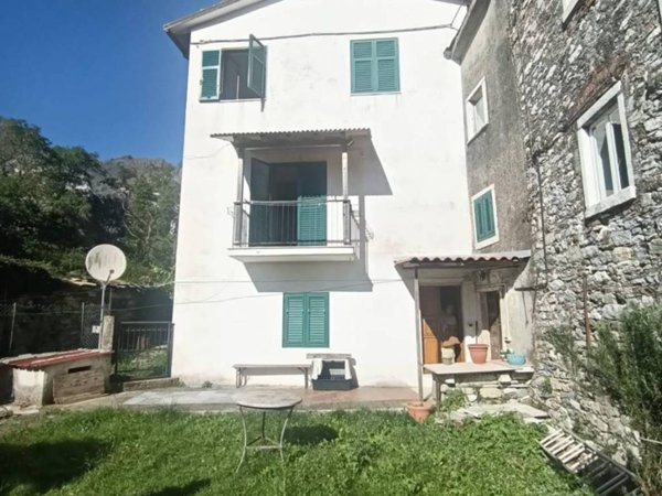 casa indipendente in vendita a Carrara in zona Bedizzano