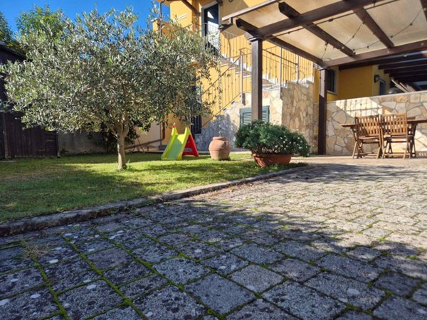 casa indipendente in vendita a Carrara in zona Avenza