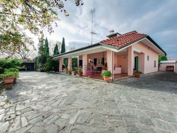 casa indipendente in vendita a Carrara