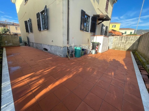 casa indipendente in vendita a Carrara in zona Marina di Carrara