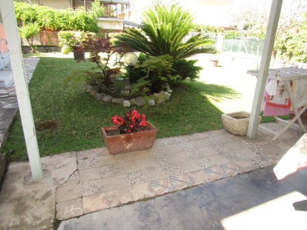 casa indipendente in vendita a Carrara in zona Marina di Carrara