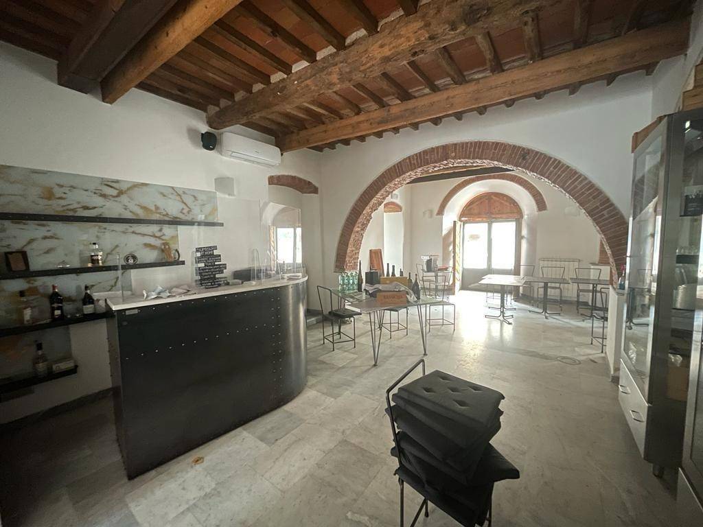 negozio in vendita a Carrara in zona Stadio