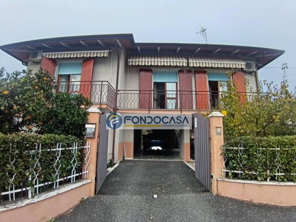 casa indipendente in vendita a Carrara in zona Stadio