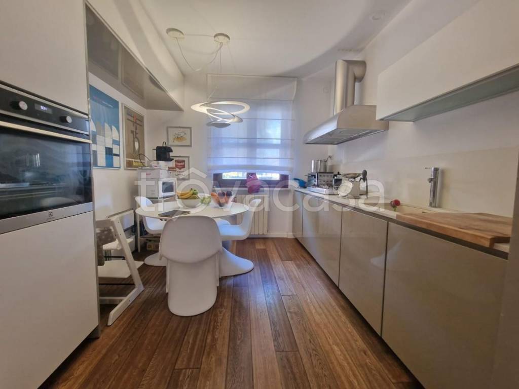 casa indipendente in vendita a Carrara in zona Avenza