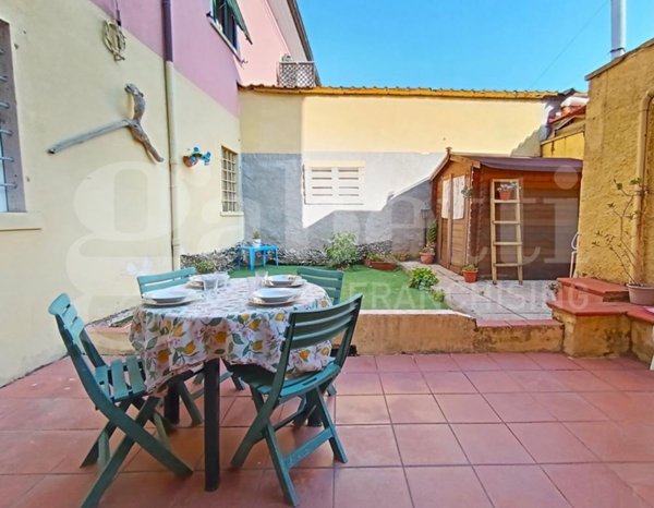 casa semindipendente in vendita a Carrara in zona Marina di Carrara