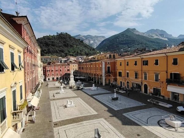 appartamento in vendita a Carrara in zona Centro Città