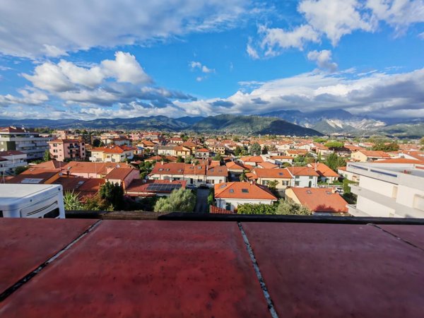 appartamento in vendita a Carrara in zona Marina di Carrara