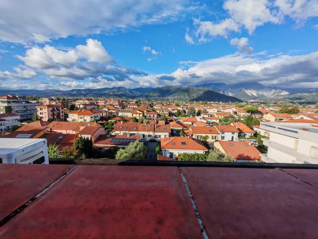 appartamento in vendita a Carrara in zona Marina di Carrara