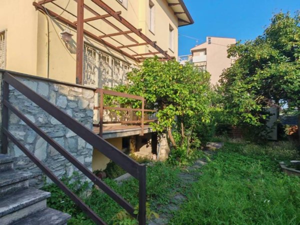 casa indipendente in vendita a Carrara in zona Avenza