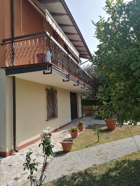 appartamento in vendita a Carrara in zona Avenza