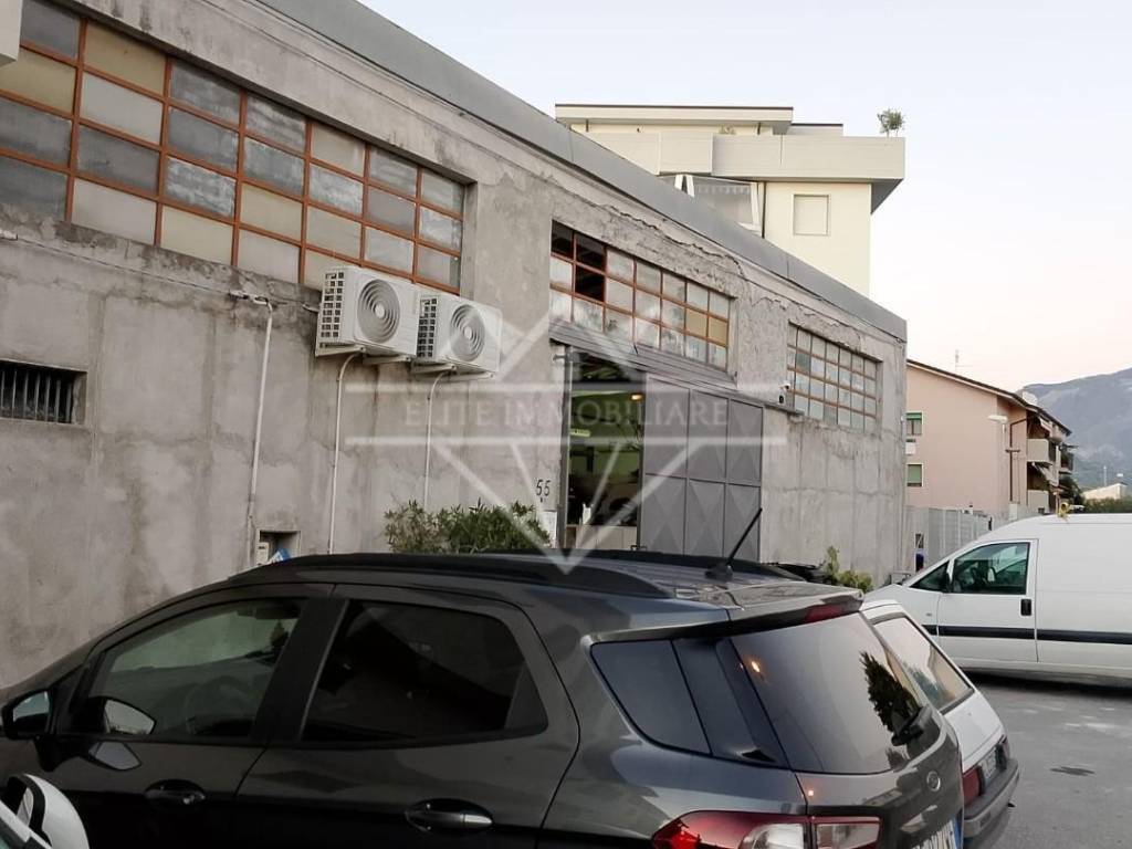 locale commerciale in vendita a Carrara in zona Avenza