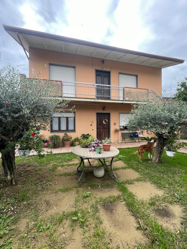 casa indipendente in vendita a Carrara in zona Fossone