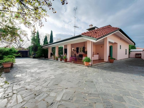 casa indipendente in vendita a Carrara in zona Marina di Carrara