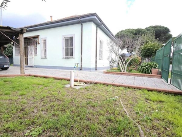 casa indipendente in vendita a Carrara in zona Avenza