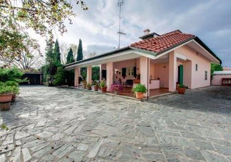 casa indipendente in vendita a Carrara in zona Marina di Carrara