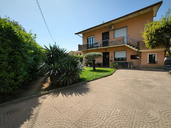 casa indipendente in vendita a Carrara in zona Fossone