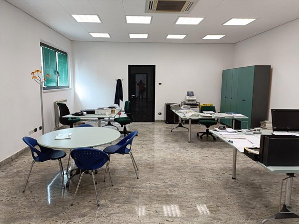 capannone in vendita a Carrara in zona Avenza