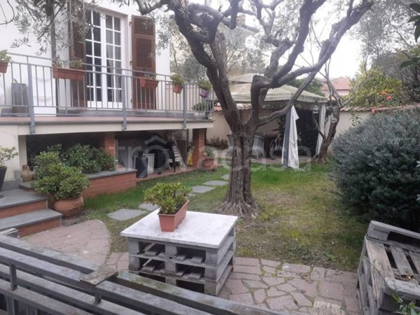casa indipendente in vendita a Carrara in zona Marina di Carrara