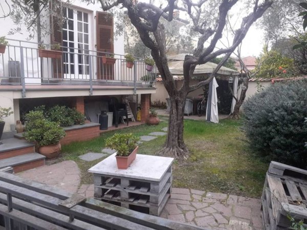 casa indipendente in vendita a Carrara in zona Marina di Carrara