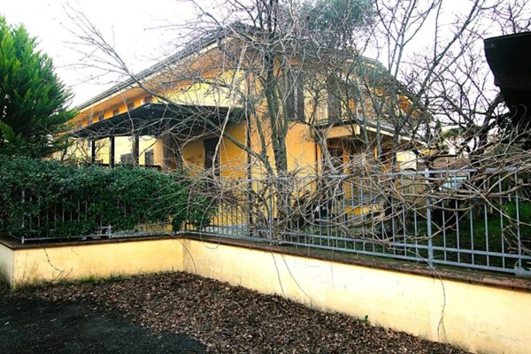 casa indipendente in vendita a Carrara in zona Marina di Carrara