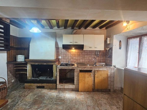 casa indipendente in vendita a Carrara in zona Avenza