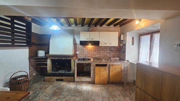 intera palazzina in vendita a Carrara in zona Avenza