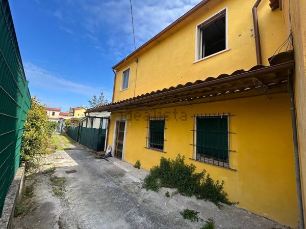 casa indipendente in vendita a Carrara