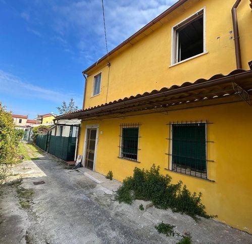 casa indipendente in vendita a Carrara