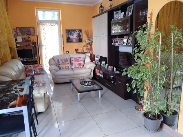 casa indipendente in vendita a Carrara in zona Avenza