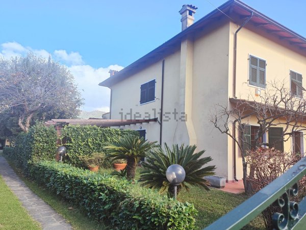 casa indipendente in vendita a Carrara