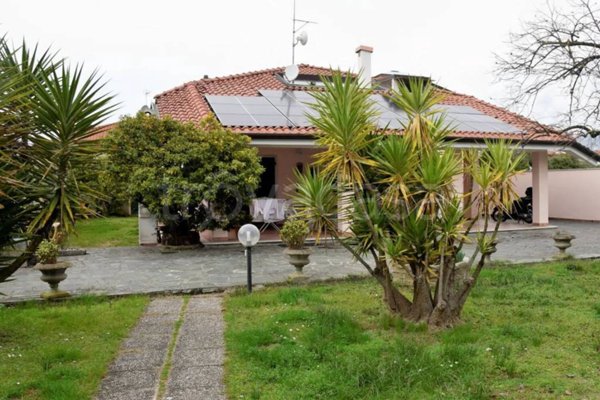casa indipendente in vendita a Carrara in zona Marina di Carrara