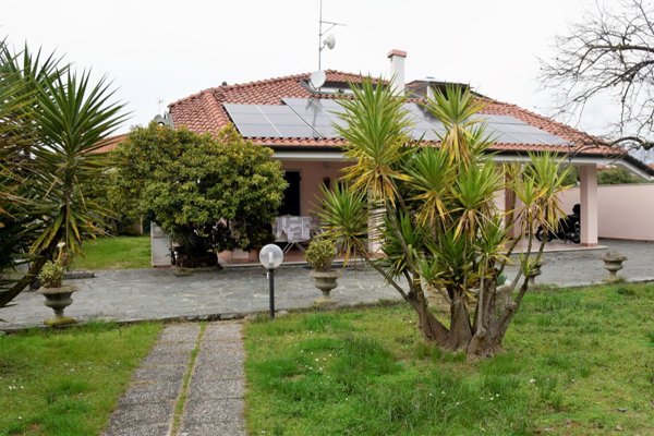 casa indipendente in vendita a Carrara in zona Marina di Carrara