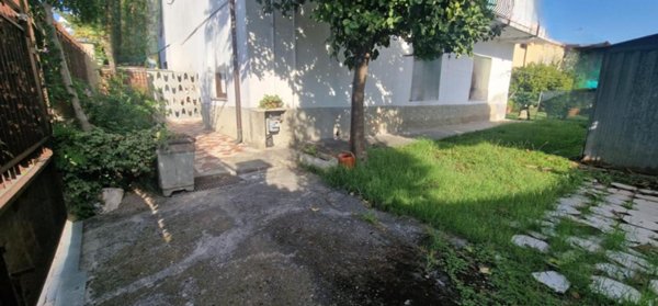casa indipendente in vendita a Carrara in zona Avenza