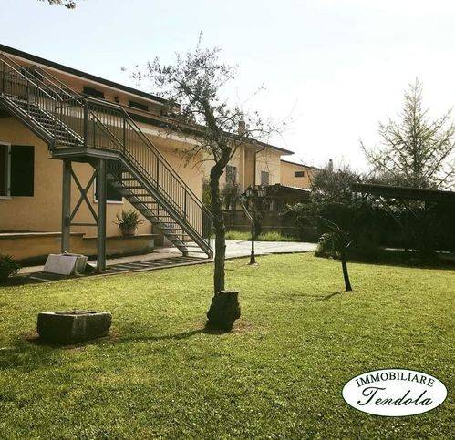 casa indipendente in vendita a Carrara in zona Avenza