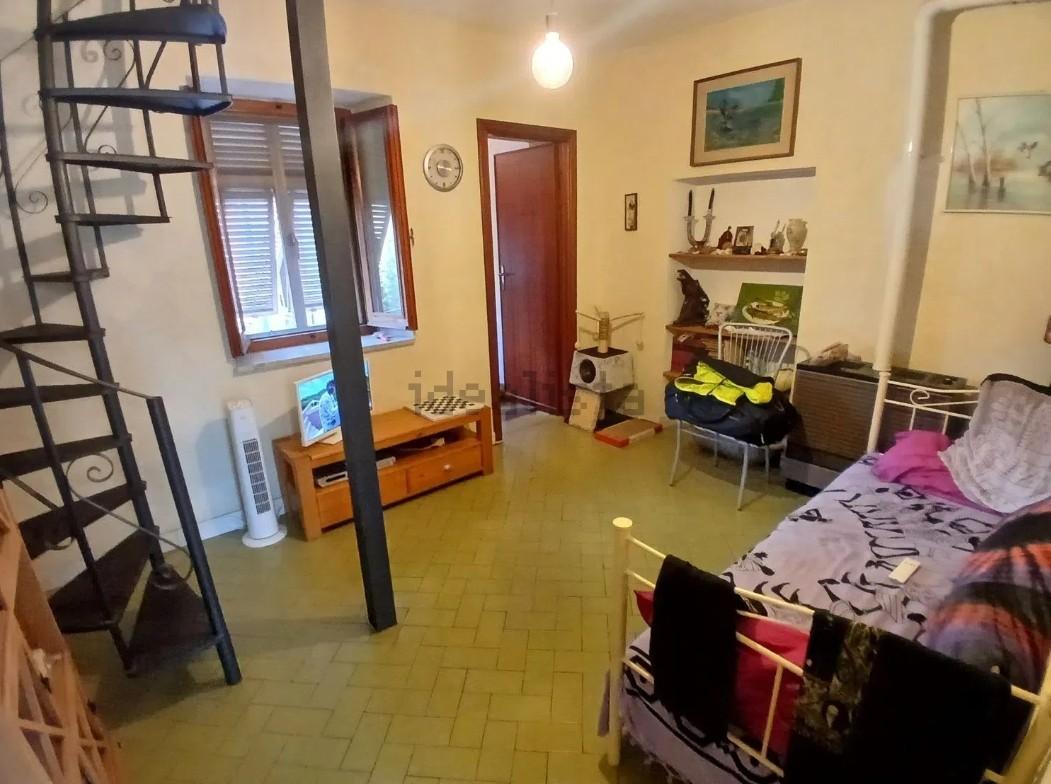 casa indipendente in vendita a Carrara in zona Avenza