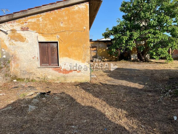 locale di sgombero in vendita a Carrara in zona Avenza