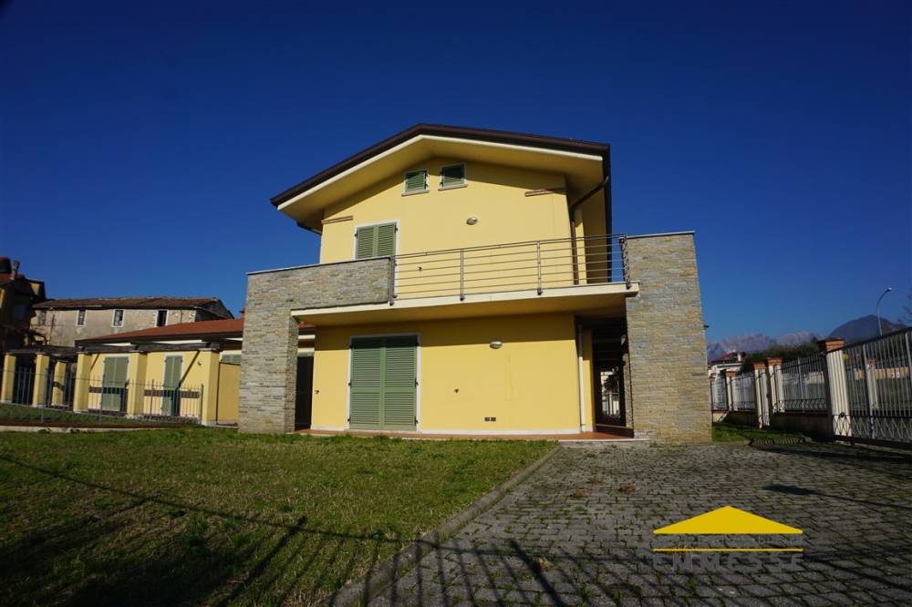 casa indipendente in vendita a Carrara in zona Avenza