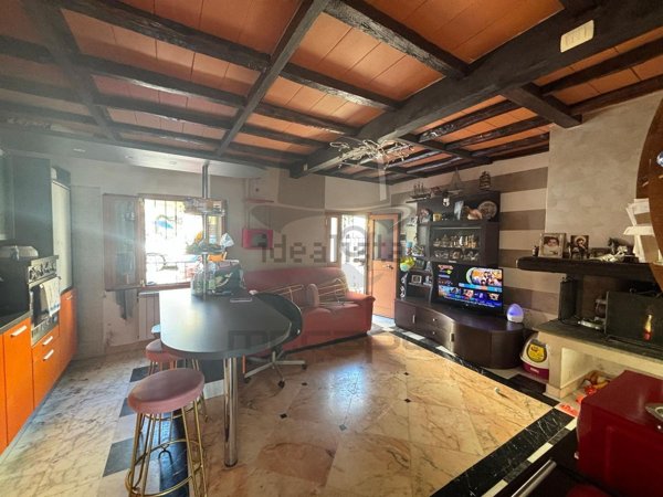 casa indipendente in vendita a Carrara