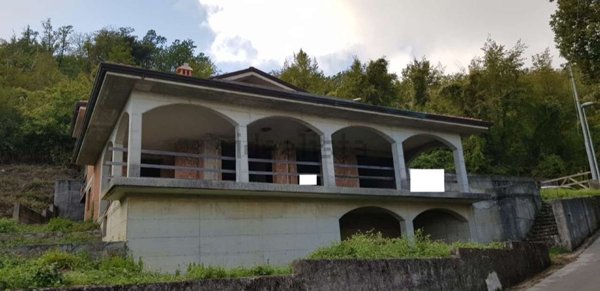 casa indipendente in vendita a Carrara