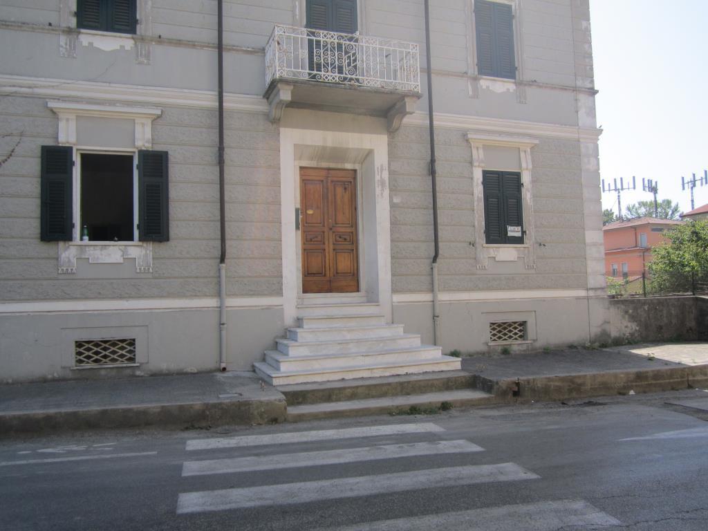 casa indipendente in vendita a Carrara in zona Avenza