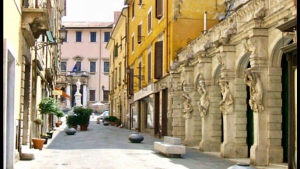negozio in vendita a Carrara in zona Centro Città