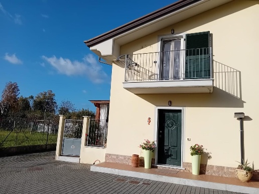 casa indipendente in vendita a Carrara in zona Marina di Carrara